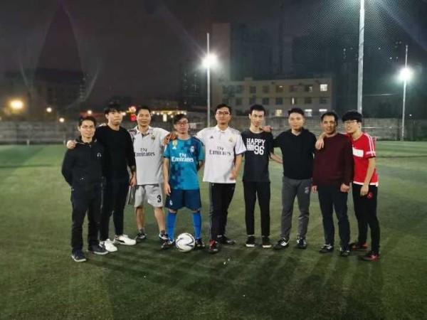 邁世足球小分隊享受運動，綠茵場上的雨夜鏖戰