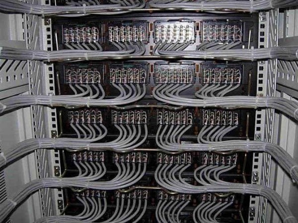 這有寫字樓網(wǎng)絡(luò)配線間監(jiān)控維護系統(tǒng)使用的監(jiān)控主機！